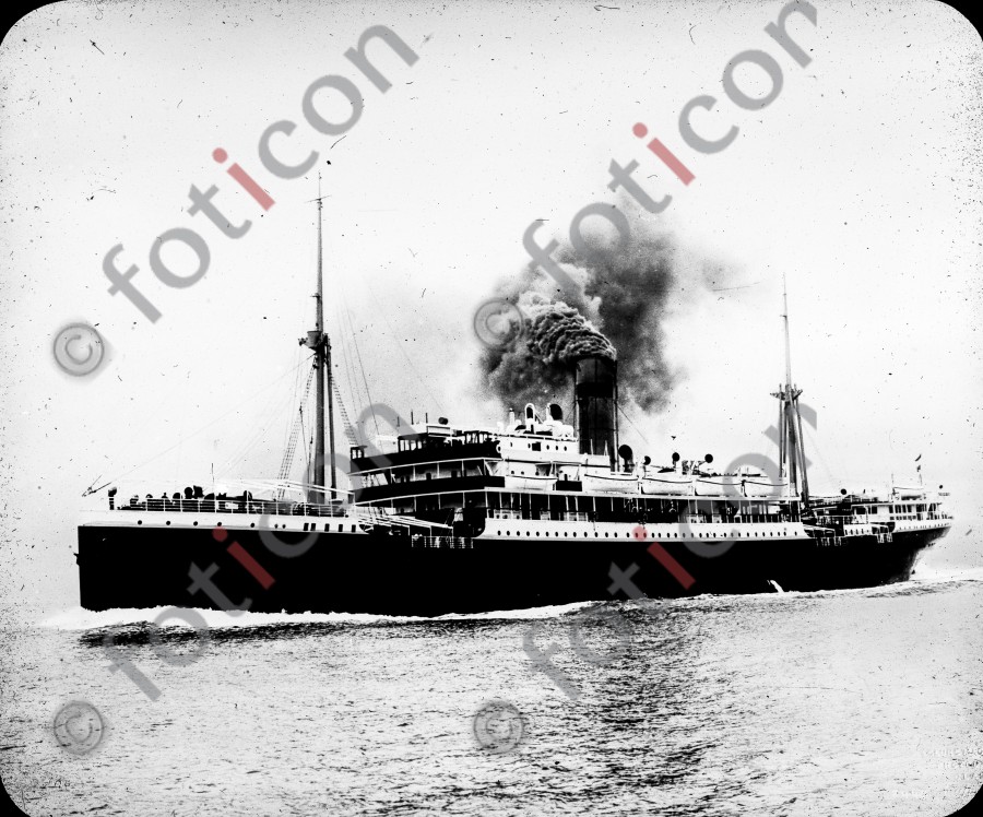 Dampfer La Touraine | Steamer La Touraine - Foto simon-titanic-196-019-sw.jpg | foticon.de - Bilddatenbank für Motive aus Geschichte und Kultur